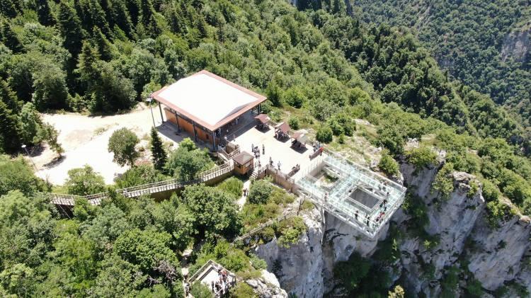 <p>Kurban Bayramı tatili sürecinde Kastamonu’ya gelen vatandaşlar, şehrin tarihi, kültürel ve doğa güzelliklerini gezerek hoşça vakit geçiriyor. Özellikle İstanbul’dan Kastamonu’ya gelen tatilciler, Kurban Bayramı tatili süresince Azdavay ilçesini ziyaret ederek, Atlı Turizm Merkezi ve Azdavay Cam Terası'na yoğun ilgi gösterdi. Azdavay Atlı Turizm Merkezi'ni Kurban Bayramı tatili boyunca 6 binden fazla kişi ziyaret ederken, Azdavay Çatak Kanyonu Cam Terası'nda ise 13 bin kişiyi geçti.</p>