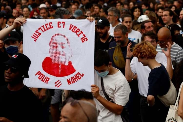 <p class="MsoNormal">Yardım kampanyası Fransa'daki son cumhurbaşkanlığı seçimlerinde aday olan aşırı sağcı Eric Zemmour'u destekleyen eski bir politikacı olan Jean Messiha tarafından başlatıldı. Kampanyanın sayfasında polis memurunun “işini yaptığı ve şimdi yüksek bir bedel ödediği" ifadeleri yer aldı.<o:p></o:p></p>
<p> </p>