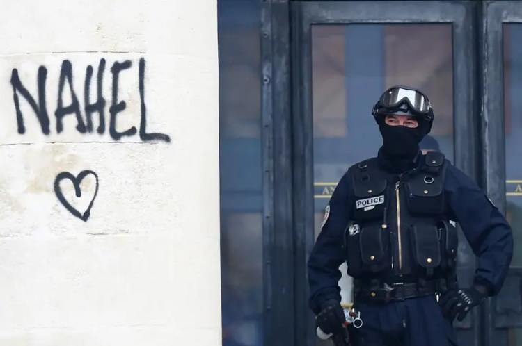 <p>Nahel'in büyükannesi Nadia, Fransız basınına verdiği röportajda, torununu öldüren polis memuru için bağışlanan paranın “içini sızlattığını” ifade etmişti.</p>