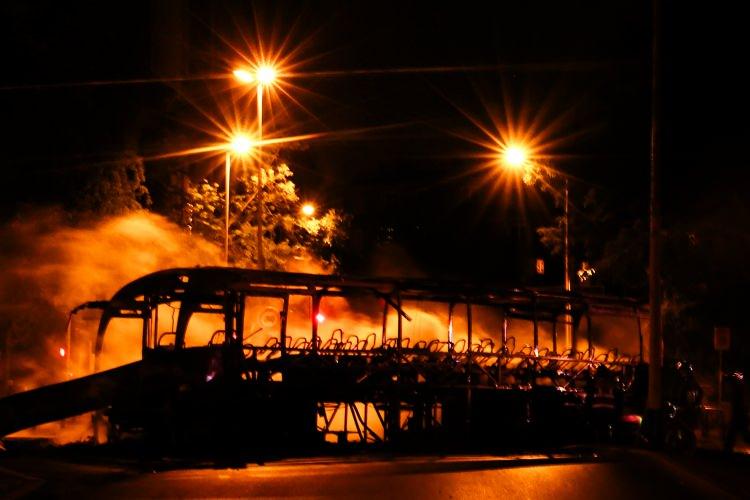 <p>Fransa’da 17 yaşındaki Nahel’in polis tarafından öldürülmesinin ardından başlayan protestolarda 719 kişi gözaltına alındı. Fransa İçişleri Bakanı Gerald Darmanin, gece saatlerinde protesto kaynaklı çıkan yangına müdahale sırasında 24 yaşında bir itfaiye erinin yaşamını yitirdiğini duyurdu.</p>