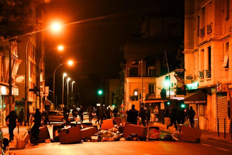 <p>Fransa İçişleri Bakanı Darmanin, gece saatlerinde protesto kaynaklı çıkan yangına müdahale sırasında 24 yaşındaki itfaiye erinin yaşamını yitirdiğini duyurdu. Darmanin, “Dün gece Saint-Denis'deki bir yeraltı otoparkında çok sayıda araçtan çıkan yangınla mücadele ederken, Paris İtfaiyesinde görevli 24 yaşındaki genç bir onbaşı, ekip arkadaşlarının çok hızlı müdahalesine rağmen hayatını kaybetti” dedi. Fransa Savunma Bakanı Sebastien Lecornu ise itfaiye erinini yaşamını yitirmesiyle ilgili soruşturma başlatıldığını duyurdu.<br />
</p>