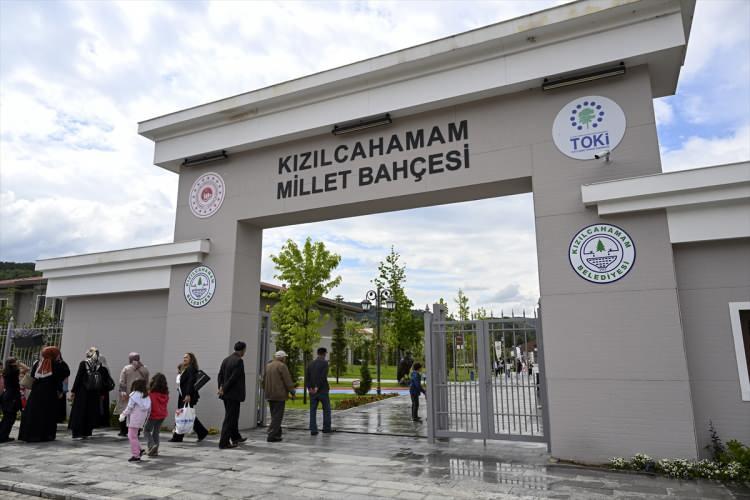 <p>Yapımı süren Çubuk Millet Bahçesi ise 51 bin 931 metrekare proje alanı içerisinde otoparkı, bisiklet yolu, yürüyüş yolu ve yeşil donatıları ile ilçeye dinlenme ve eğlence ortamı kazandıracak.</p>