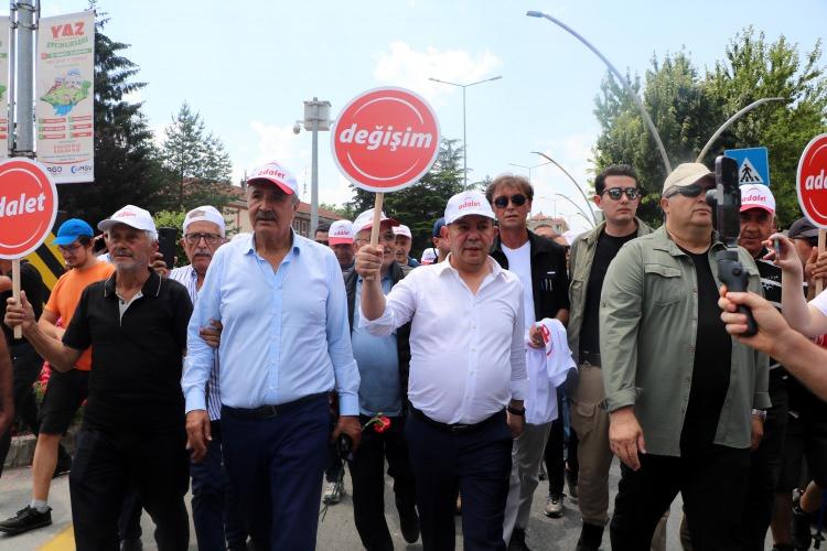 <p>Bolu Belediye Başkanı Tanju Özcan, Bolu'dan Ankara'daki CHP Genel Merkezi'ne 'Değişim ve Adalet' yürüyüşü başlattı. Yürüyüşüne çok sayıda kişininin de eşlik ettiği Özcan, "Bu yürüyüşü partiyi tekrar Atatürkçü çizgiye oturtmak için başlatıyorum. Bu yürüyüşü Atatürkçü olduğu için hem partiden hem devletten dışlananlar için gerçekleştiriyorum" dedi.</p>
