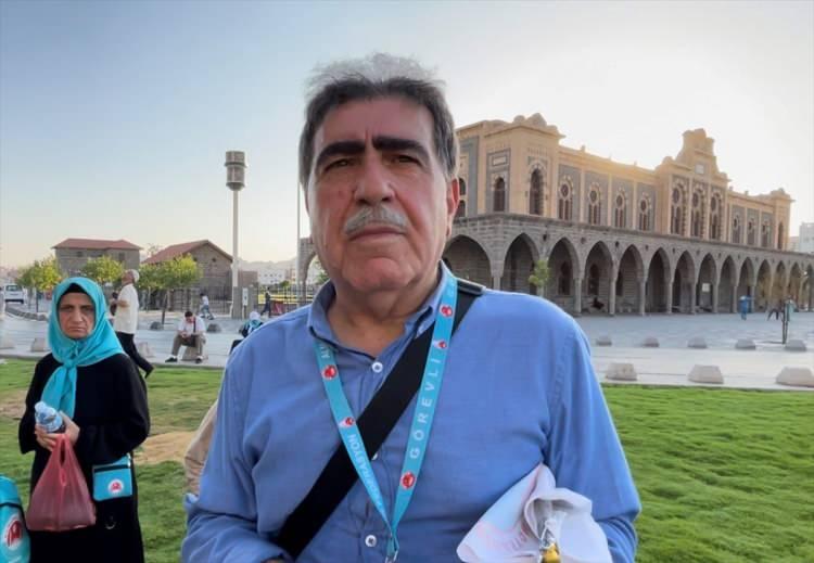 <p>Hacılar, müzenin hemen yanında hac ve umre için gelenlerin dinlenmelerini sağlamak amacıyla Osmanlı mimarisiyle inşa edilen Amberiye Camisi'nde namaz kıldı, dua etti.</p>