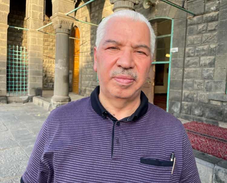 <p><strong>"Hacılarımız, Osmanlı minarelerini gördükleri zaman yüzleri gülüyor"</strong></p>
<p>Fransa'dan gelen hacı Hüseyin Dursun, AA muhabirine tren istasyonu ve caminin Osmanlı'nın peygamber aşkını simgelediklerini söyledi.</p>