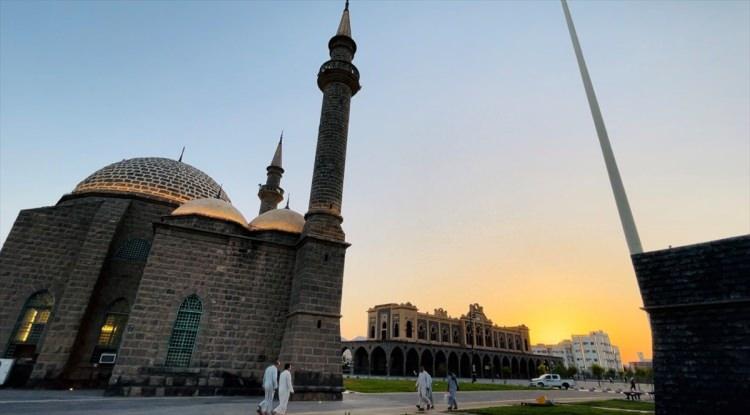 <p>Mekke ve Medine'de Osmanlı izlerinin olduğunu anımsatan Doğru, "Abdülhamid dedemiz, eskiden atlarla, develerle Medine'ye gelenlerin buraya kolaylıkla gelmesi için tren raylarını yaptı." ifadesini kullandı.</p>