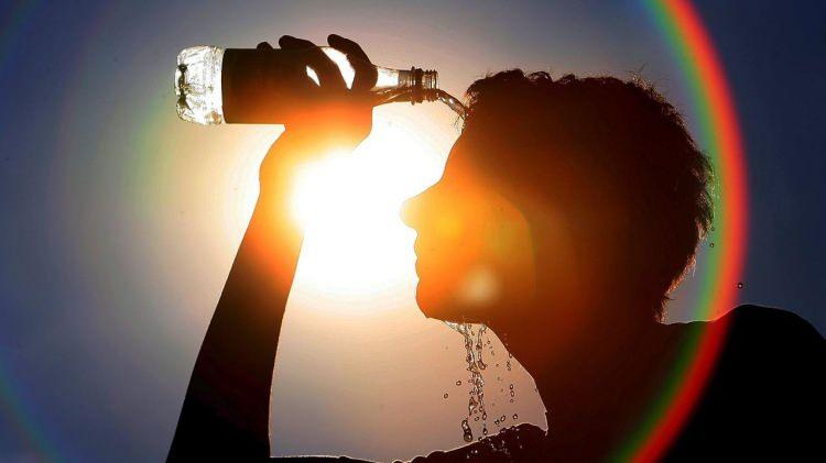 <p>Onların bulundukları ortamlar 40 dereceyi falan bulmamalı. Onları biraz daha serin ortamlarda oluyorsa klima, olmuyorsa vantilatör bir şekilde serinletmemiz gerekiyor. Bu sıcaklıklar yavaş yavaş onlara zarar vermeye başlayacak. Geçtiğimiz senelerde Paris'te, Fransa'da, bu sene Hindistan'da, Meksika'da bu sıcak hava dalgalarından olan can kayıpları gençleri değil yaşlıları etkiliyor. Gençler de kendilerine çok güvenmesinler ama yaşlıları kesinlikle bu hava durumundan korumamız gerekiyor.</p>
