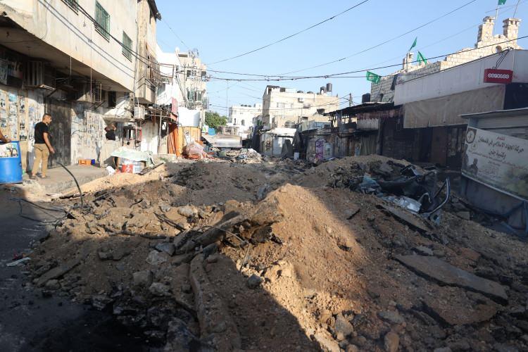 <p>İsrail savaş uçaklarının Cenin Mülteci Kampı'nı bir süre vurmaya devam ettiğini aktaran görgü tanıkları, İsrail ordusunun bölgeye ayrıca takviye güç gönderdiğine işaret etti.</p>