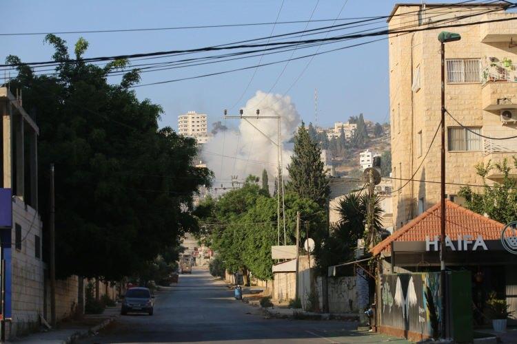 <p><strong>HAMAS VE İSLAMİ CİHAD'DAN SERT MESAJ</strong></p>
<p>Hamas ve İslami Cihad, İsrail güçlerinin işgal altındaki Batı Şeria'da bulunan Cenin Mülteci Kampı'na düzenlediği saldırının sonuçlarından Tel Aviv yönetiminin sorumlu olacağını duyurdu.</p>