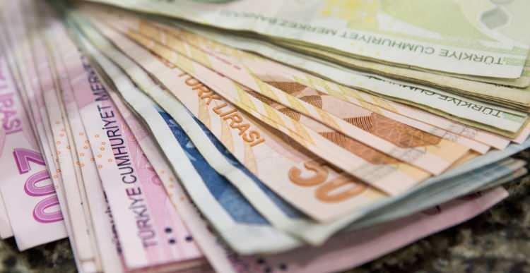 <p>En düşük memur maaşı ise 11 bin 848'den, yüzde 86'lık artışla 22 bin 17 TL'ye çıktı. Yani 8 bin 77 TL seyyanan zam yapıldı.</p>
<p> </p>
<p>Buna göre yeni maaşlar şu şekilde</p>