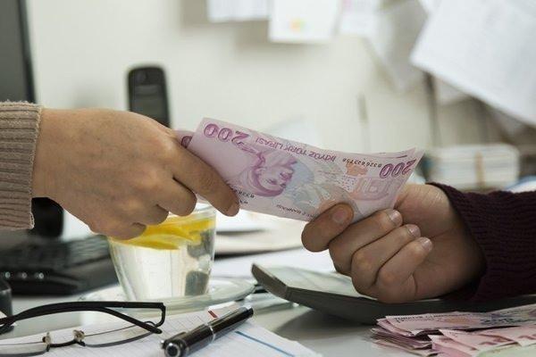 <p><strong>TORBA YASA TEKLİFİ HAZIR</strong></p>

<p>Çalışma ve Sosyal Güvenlik Bakanlığı ile Hazine ve Maliye Bakanlığı'nın beraber yürüttüğü memur maaşı düzenlemesi için sona gelindi. TÜİK'in 6 aylık enflasyon rakamlarını duyurması sonrası düğmeye basılacak. Torba yasa teklifi olarak Meclis Başkanlığı'na sunulması planlanan düzenlemenin de TBMM Plan Bütçe Komisyonu'nun ardından da Genel Kurul'un gündemine gelerek yasalaşması bekleniyor.</p>
