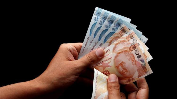 <p><strong>2023 TEMMUZ DÜZENLEMESİ İLE MEMUR ZAMMI NE KADAR OLACAK?</strong></p>
<p>Burada ortaya çıkan en güçlü formül Ocak 2023'teki gibi refah paylı tüm maaşlara yüzde 30 zam hesabı oldu.</p>
<p><strong>Yüzde 30 zamma ilaveten 3000 TL ila 7000 TL arasında değişen maaş artışları masada bulunuyor. </strong></p>
<p>Son olarak tüm memurların maaşlarına kamuda çalışma barışını koruyacak şekilde göreve, unvana, mesleki dereceye göre ince ayar yapılabilir.</p>