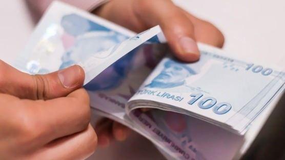 <p>En düşük memur maaşı 22.000 TL düzeyine yükselecek. Mevcut durumda evli ve 2 çocuklu bir memura göre hesaplanan taban aylık 11.848 TL olarak uygulanıyor</p>
<p><strong>. Bu rakam dikkate alındığında zam oranı taban aylıkta yüzde 85,68 düzeyinde gerçekleşecek.</strong></p>
<p>Bu zam oranı aynen memur emeklisi için de uygulandığında en düşük memur emeklisi maaşı 7.901 TL'den<strong> 14.671 TL'ye yükselecek.</strong></p>