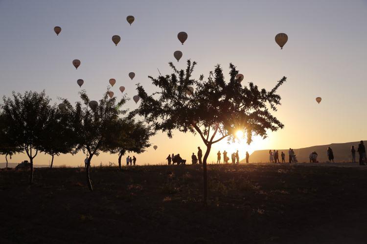 <p>Bölgede, gün doğumu vaktinde ekiplerce hazırlanan 150 sıcak hava balonu gökyüzüne yükseldi. </p>
