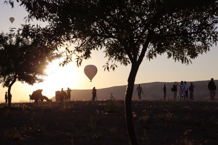 <p>Turistleri taşıyan balonlar, yaklaşık bir saat boyunca bölge semalarında süzüldü.</p>