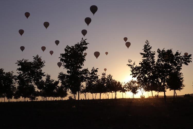 <p>Yılın her mevsimi hava koşullarının uygun olduğu günlerde gerçekleştirilen balon turları, Sivil Havacılık Genel Müdürlüğü'nün izni ile gerçekleştiriliyor. </p>