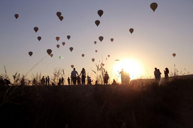 <p>Her gün yüzlerce turist balon turuna katılırken, çok sayıda turist ise vadi yamaçlarından balonların ortaya çıkardığı manzarayı seyrediyor.</p>
<p> </p>