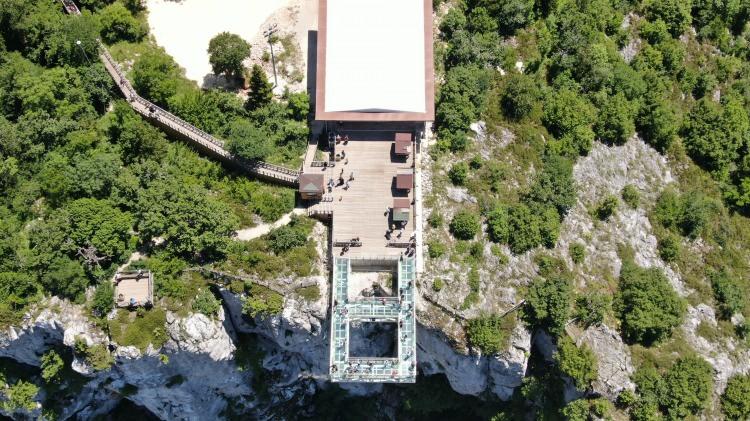 <p>Azdavay Cam Terası'nı görmek için gelen Murat İncekaş ise, “Memleketimiz Kastamonu’ya İstanbul’dan geldik. Gelmişken memleketimizin güzelliklerini gezmek istedik. Bu yüzden de memleketimizin turistik yeri olan cam terası ziyaret ettik. Kastamonu’da gezilecek çok güzel yerler var. </p>