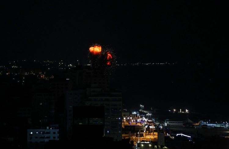 <p>İsrail savaş uçakları, abluka altındaki Gazze Şeridi'nin Beyt Lahya ve Gazze kentlerine hava saldırısı düzenledi. </p>