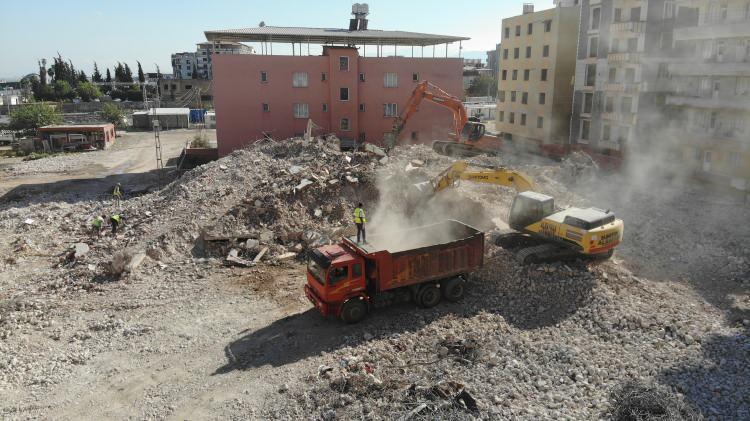 <p>Kahramanmaraş merkezli depremlerde en büyük hasar Hatay’da meydana geldi. Hatay’da aylardır devam eden hasarlı binaların yıkımına 9 günlük Kurban Bayramı tatilinde ara verilmişti. Kurban Bayramı boyunca kent sessizliğe hakim oldu. Kentte yıkımlar, 9 günlük tatilin ardından tekrar başladı. Enkaz kentte alışılmaya başlanan iş makinası sesleri yeniden yükseldi.</p>