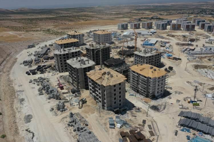 <p>Kaba inşaatı tamamlanan 13 blokta iç zemin çalışmalarına başlanırken bazı etaplarda ise örnek daireler tamamlandı. Etaplar halinde yükselen konutların en kısa sürede depremzedelere teslim edilmesi planlanıyor.</p>