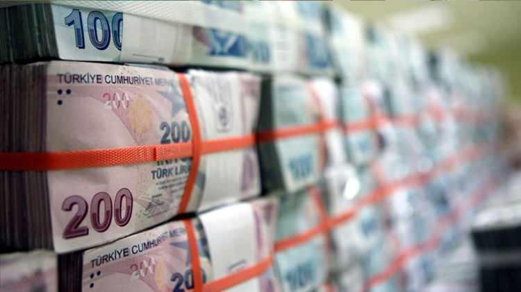 <p>Yapılan zam sonrası kök aylığı 7500 liranın altında kalanlar, yine 7500 lira aylık almaya devam edecek.</p>
<p>Kademeli artış prim günü ile emekli aylığı arasında ortaya çıkan farkı telafi edecek.</p>
