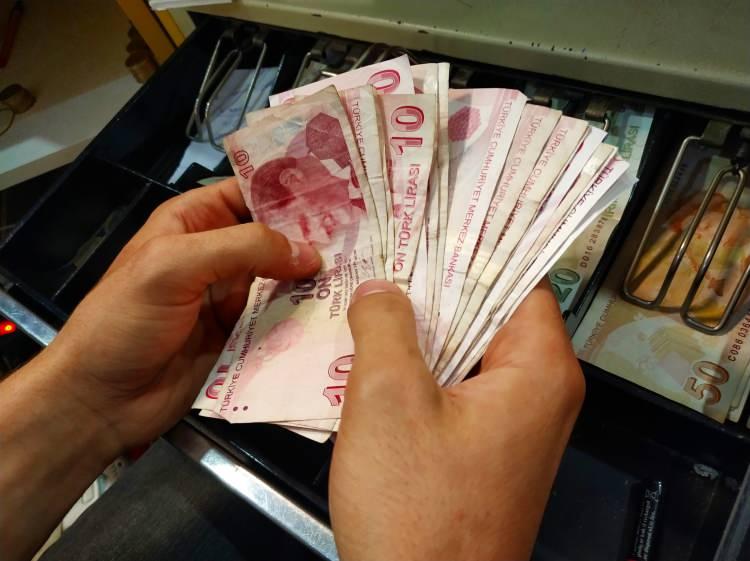 <p>Mevcut durumda memur emeklileri yılın ikinci yarısı için toplu sözleşme ve enflasyon farkı kaynaklı olarak yüzde 17,55 zam alacak.</p>
<p> </p>