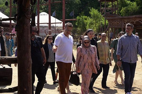 <p><span style="color:#000000"><strong>Öte yandan Malezya Kraliçesi Tunku Azizah Aminah Maimunah Iskandariah da kızları prensesler Afzan Aminah ile Jihan Azizah ile birlikte platoyu gezmişti.</strong></span></p>