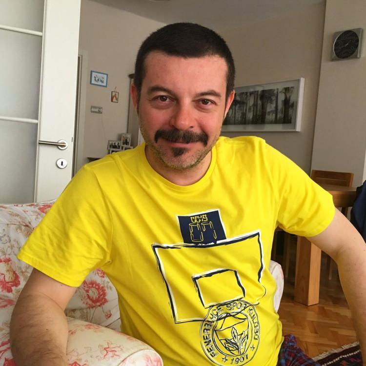 <p><span style="color:#FF0000"><strong>"KOŞA KOŞA AMERİKA'YA SATAN PAŞA PAŞA ÖZÜR DİLİYOR"</strong></span></p>

<p><span style="color:#000000"><strong>Gökbakar'ın mağduriyetini samimi bulmayan ünlü yönetmen, Twitter hesabından yaptığı paylaşımda "Koşa koşa Amerikalılara filmlerini satanlar şimdi paşa paşa özür diliyorlar. Biz demiştik ama kötü olmuştuk… Bazı insanlar parayı çok seviyor. Ama "daha çok" aslında "daha iyi" değil onu anlamıyorlar" ifadelerini kullandı.</strong></span></p>
