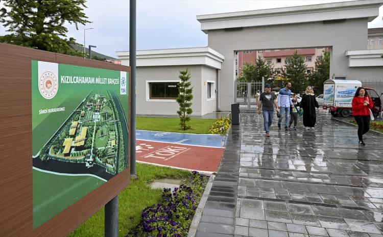 <p>HEDEF 100 MİLYON METREKARE</p>
<p>"Cumhuriyet tarihinin en büyük yeşil alan adımı" olarak tanımlanan millet bahçeleri projesiyle Çevre, Şehircilik ve İklim Değişikliği Bakanlığı, 2028'e kadar 100 milyon metrekare yeşil alana ulaşmayı hedefliyor.</p>
