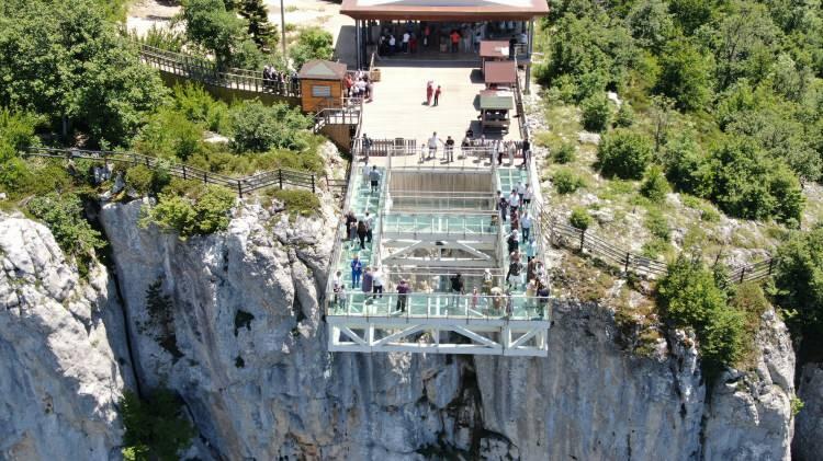 <p>Azdavay Cam Terası, 450 metre yükseklikten adeta ziyaretçilerine hem adrenalin hem de görsel şölen sunuyor. Vatandaşlardan ilgi gören Azdavay Cam Terası önünde kuyruk oluşuyor.</p>
