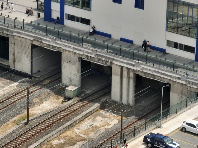<p>İstanbul Büyük Şehir Belediyesi’nin "yeniledik" dediği <strong>otogar</strong>da çürüyen kolonlar, dökülen sıvalar ve çevrede oluşan pislik çekilen görüntülere yansıdı.</p>