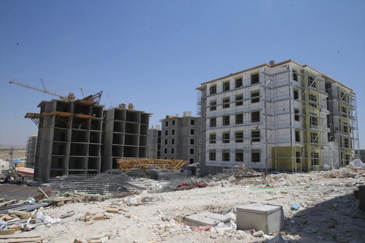 <p>Depremin ardından vatandaşların geçici barınma merkezine alındığını, birçok ihtiyaçlarının giderildiğini ve hasar tespitlerinin yapıldığını aktaran Vali Ayhan, bunların yanı sıra vatandaşların kalıcı konutlarına geçmeleri için başlatılan çalışmaların da hızlı bir şekilde devam ettiğini söyledi.</p>