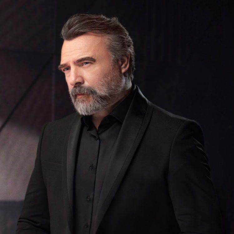 <p><span style="color:#000080"><strong>Oktay Kaynarca'nın rakipleri; 55. Primetime Emmy Ödülleri kapsamında En İyi Erkek oyuncu ödülünü kazanan Michael Chiklis, Fransız oyuncu Eric Cantona, Navid Mohammadzadeh, Spyros Papadopoulos ve Wei Fan olarak açıklandı.</strong></span></p>