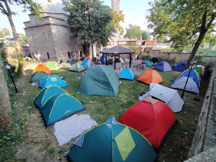 <p>Bu yıl 662’ncisi gerçekleştirilen Tarihi Kırkpınar Yağlı Güreşleri’ni izlemek için binlerce vatandaşın Edirne’ye akın etmesiyle otellerde yer kalmayınca, çok sayıda güreş sevdalısı geceyi parklara, cami bahçelerine ve meydanlara kurdukları çadırlarda uyuyarak geçirdi.</p>
