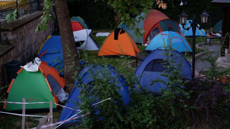 <p>Otel ve pansiyonlar kente akın eden güreş severlerle doldu. Otellerde yer bulamayan güreş severler, çadırlarda sabahladı. </p>