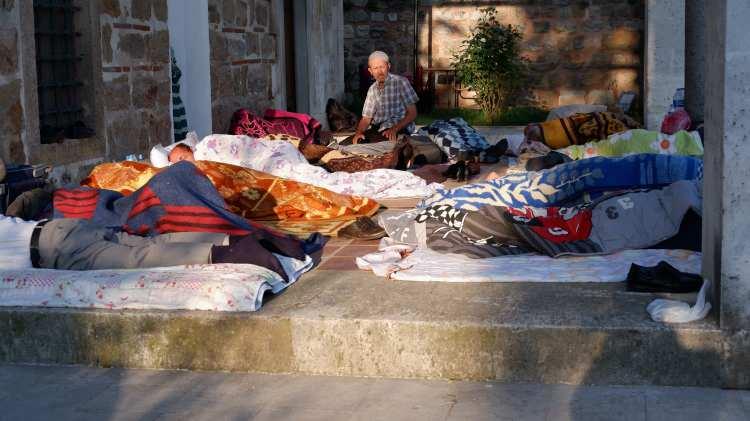 <p>Kaldırımlarda, arabaların kasalarında ve cami köşelerinde uyuyan vatandaşların görüntüleri de kameralara yansıdı.</p>