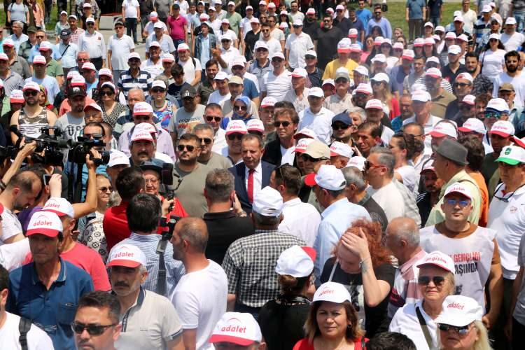 <p>Başkan Özcan, daha sonra İzzet Baysal Caddesi üzerinden yürüyüşüne başladı. Yürüyüşü sırasında çok sayıda kişi de Tanju Özcan'a eşlik edip destek verdi. Özcan, yürüyüşü sırasında başına 'Adalet' yazılı bir şapka takıp, elinde de 'Değişim' yazılı döviz taşıdı. Tanju Özcan'a eşlik eden gruptakiler de 'Değişim' ve 'Adalet' yazılı dövizler taşıyıp şapkalar taktı. </p>
