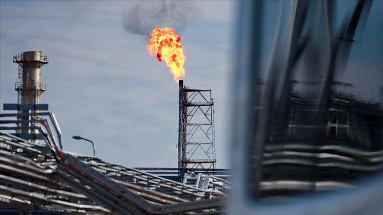 <div>"LİBYA TOPRAKLARI VE DENİZLERİNIN YÜZDE 30-40’INDA HENÜZ PETROL VE DOĞAL GAZ ARAMA FAALİYETLERi YAPILMADI"</div>
<div> </div>
<div>Bakan Avn, NOC yönetimine petrol ve doğal gaz keşiflerinin geliştirilmesi için plan ve proje yapılması talebinde bulunduğunu belirterek, "Libya toprakları ve denizlerinin yüzde 30-40’ında henüz petrol ve doğal gaz arama faaliyetleri yapılmadı. Bahsettiğim yerlerde herhangi bir sismik çalışma dahi gerçekleştirilmiş değil." diye konuştu.</div>