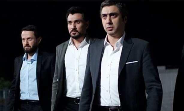 <p><span style="color:#0000CD"><strong>6 yıl Kurtlar Vadisi Pusu dizisinde oynayan Kayaoğlu, sonrasında Kurtlar Vadisi Vatan filminde de yer aldı.</strong></span></p>
<p> </p>