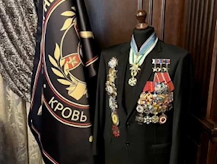 <p>Rusya'da Wagner lideri Prigozhin'in evine baskın düzenlendi.Rus güvenlik güçleri evde peruk, silah ve milyonlarca nakit parayla dolu bir dolap buldu.</p>