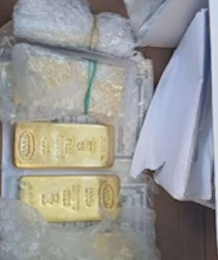 <p>Operasyonun görüntülerinin son kısmında ise evde bir helikopter pisti olduğu ve polislerin geldikleri helikopterle bölgeden ayrıldığı kameraya yansıdı.</p>