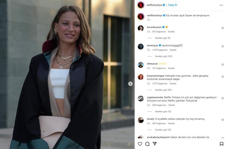 <p><span style="color:#4B0082"><strong>Netflix Türkiye’nin resmi hesaplarından </strong></span><span style="color:#2F4F4F"><strong>"Sizi Avukat Leyla Taylan ile tanıştırayım" </strong></span><span style="color:#4B0082"><strong>notuyla yayınladığı fotoğrafı Sarıkaya da Instagram hesabından paylaştı.</strong></span></p>
