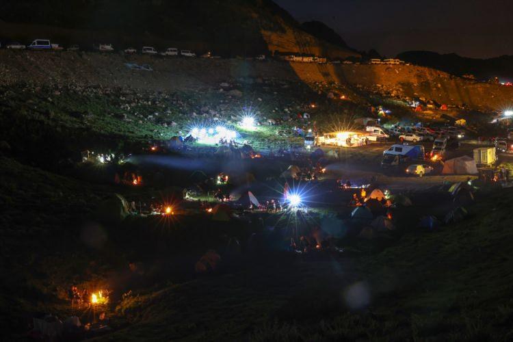 <p><strong>TERÖRLE DEĞİL ARTIK FESTİVALLERLE ANILIYOR</strong></p>
<p>Cumhurbaşkanlığı kararı ile 'milli park' ilan edilen 4 bin 135 rakımlı Cilo Dağları ve Sat Buzul Gölleri'nde sağlanan huzur ortamı sayesinde kültür, sanat ve sportif faaliyetlere ev sahipliği yapıyor.</p>