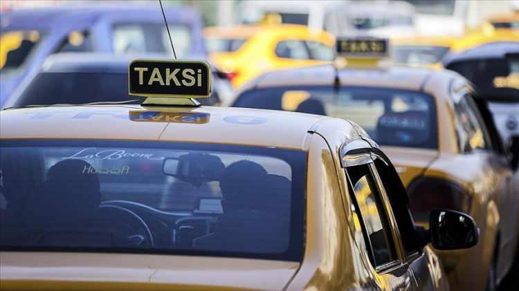 <p>İstanbul'da hizmet veren 18 bin 773 takside 45 bin 786 kayıtlı şoför bulunuyor. Kentte taksicilere yönelik şikayetler İstanbul Büyükşehir Belediyesinin (İBB) 153 İhbar Hattı'na yapılıyor.</p>
