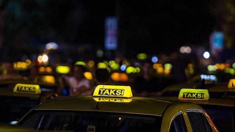 <p><strong>2022 yılında en fazla şikayet aralıkta</strong></p>
<p>TUDES verilerine göre 2022'de, taksilere ilişkin 80 bin 288 şikayet yapıldı. En çok şikayet 9 bin 452 başvuru ile aralıkta gerçekleşirken en az şikayetin yapıldığı ay ise 4 bin 29 başvuru ile ocak oldu. Geçen yıl en çok şikayet edilen konu da 47 bin 757 başvuru ile "yol ve yolcu seçme" oldu.</p>