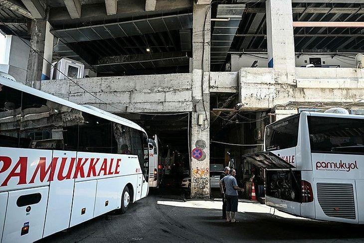 <p>'PIRIL PIRIL BİR OTOGARIMIZ OLDU'</p>
<p> </p>
<p>CHP'li Ekrem İmamoğlu, otogar için ‘tamamen yeniledik' iddiasında bulunmuştu.</p>
<p> </p>
<p>İmamoğlu, “Çok emek verdik ama değdi. 1 yıl önce devralmıştık şimdi tertemiz, pırıl pırıl bir otogarımız oldu. Güvenlik ve temizlik sorunlarını çözdük, baştan sona yeniledik, el değmedik nokta bırakmadık.' ifadelerini kullanmıştı.</p>
<p> </p>
<p>DEMİRLER AÇIĞA ÇIKTI</p>
<p> </p>
<p>Son olarak otogardan gelen kareler gerçeği gözler önüne serdi.</p>
<p> </p>
<p>Otogarın alt katlarındaki birçok bölümünde kolon ve kirişlerin sıvaları dökülmeye başladı. Ardından kolon ve kirişlerin içerisindeki demirler de açığa çıktı. Demirlerde korozyona bağlı paslanmaya da rastlandı.</p>