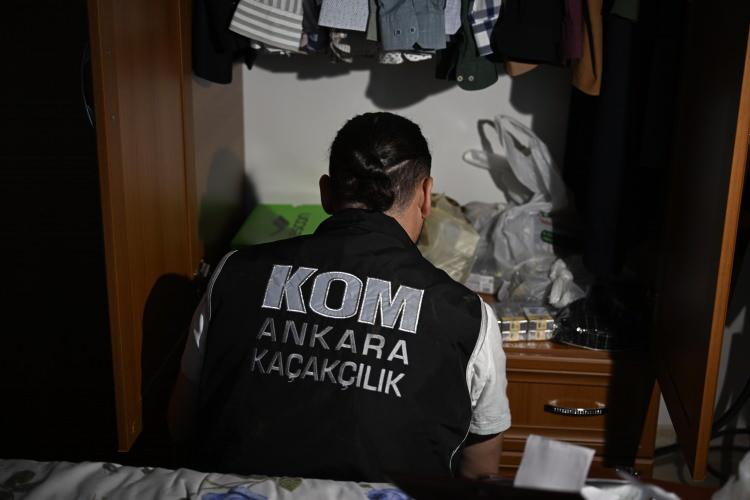 <p>Suç örgütü üyelerinin yüksek faiz karşılığı verdikleri parayı tahsil etmek için iş yerlerine ve ikametlerine gittikleri mağdurları baskı altına aldıkları, sözde "kredi başvuru merkezi" adı altında bankalara girmelerini engelledikleri mağdurları kendi istedikleri şekilde yönlendirdikleri tespit edildi.</p>
