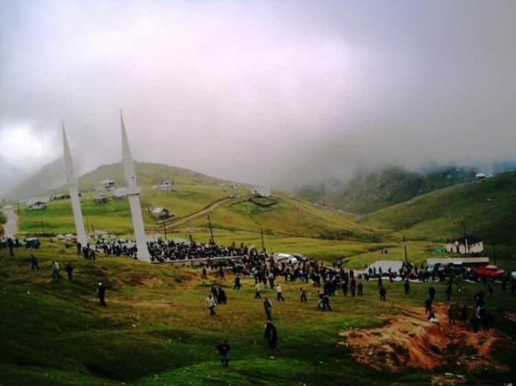 <p>Türkiye’nin her yerinden namaz kılmak için Kadırga Yaylası’na gelenler olduğunu ifade eden Asım Dübüşim de, “13 yaşımdan beri ben burada namaz kılıyorum. Burası açık cami olarak biliniyor, buraya tüm Türkiye’den namaz kılmaya, Cuma kılmaya geliyorlar” ifadelerini kullandı.</p>