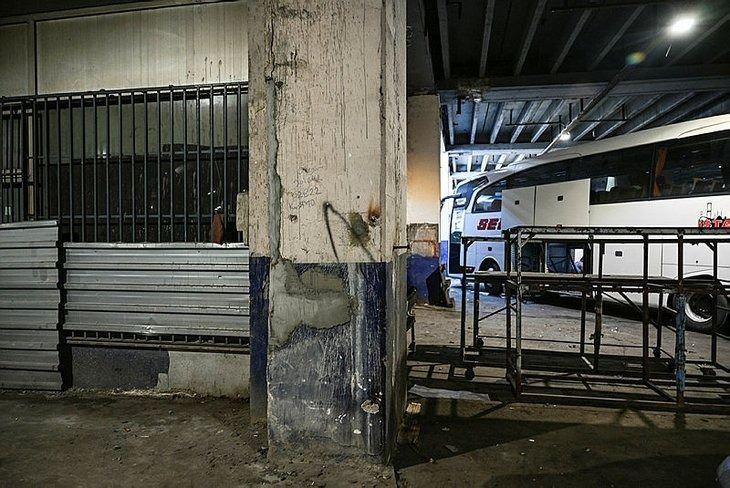 <p>'SADECE GÖRÜNTÜ OLARAK BOYA, ALTTA İKİ TEMİZLİK YAPIYORLAR'</p>
<p> </p>
<p>Otogardaki bir otobüs firmasında şoför olarak çalışan Ahmet Canitez, uzun yıllardır Büyük İstanbul Otogarı'nda görev yaptığını söyledi.</p>
<p> </p>
<p>Canitez şu ifadeleri kullandı:</p>
<p> </p>
<p>Otobüs ve metro geçtiği zaman alt katlarda ses ve kolonların titremesi hissediliyor. Bakım olarak burada hiçbir şey yok. Gereken şeyler yapılmıyor. Sadece görüntü olarak boya, altta iki temizlik yapıyorlar, başka bir şey yok.</p>